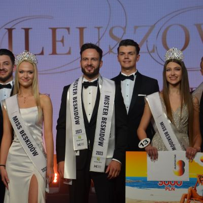 Finalisté Miss Beskid 2023:  Uprostřed :Łukasz Skoczeń, po pravici Karolina Majcherczyk,  po levici  za Karolina Białoń 